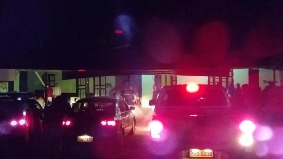 Dois homens são assassinados a tiros em bar em Codajás (AM)