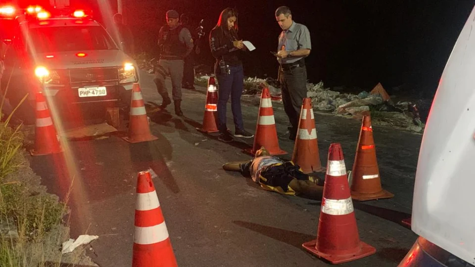 Corpo com três perfurações de tiros é abandonado em rua na zona Leste de Manaus
