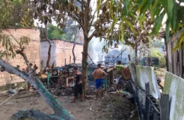 Família fica desabrigada após incêndio destruir casa de madeira na zona Leste