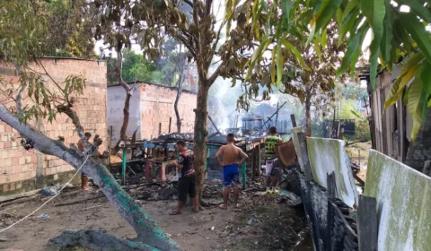 Família fica desabrigada após incêndio destruir casa de madeira na zona Leste