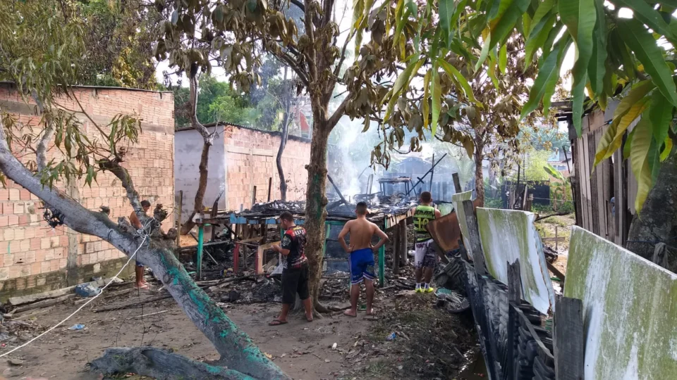 Família fica desabrigada após incêndio destruir casa de madeira na zona Leste