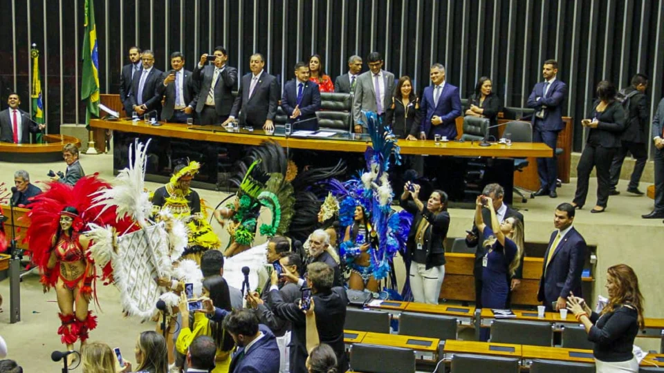 Em Brasília, Caprichoso e Garantido embalam homenagem ao turismo e a cultura do Amazonas