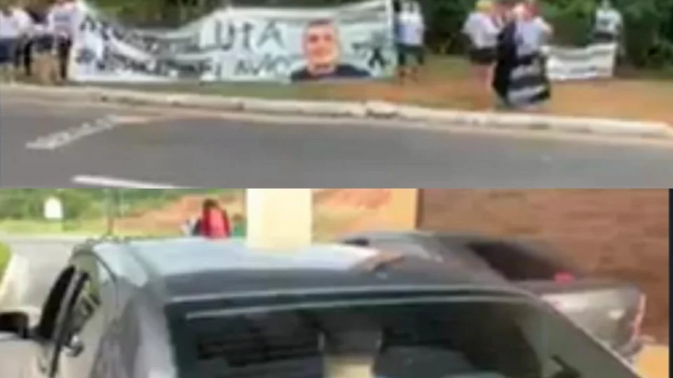 Caso Flávio: familiares protestam por Justiça na chegada de suspeitos para reconstituição da morte do engenheiro