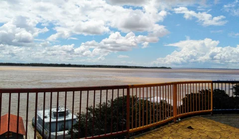 Lancha naufraga durante temporal e deixa uma vítima e um desaparecido, no Amazonas