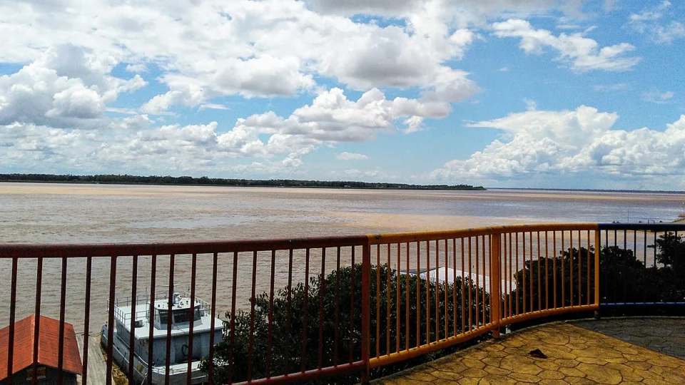 Lancha naufraga durante temporal e deixa uma vítima e um desaparecido, no Amazonas