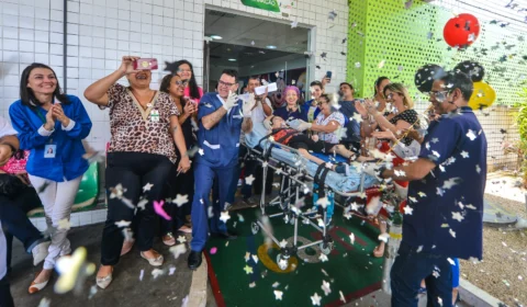 Menino com síndrome rara volta para casa após três anos vivendo no hospital