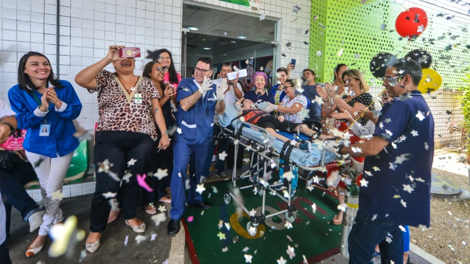 Menino com síndrome rara volta para casa após três anos vivendo no hospital
