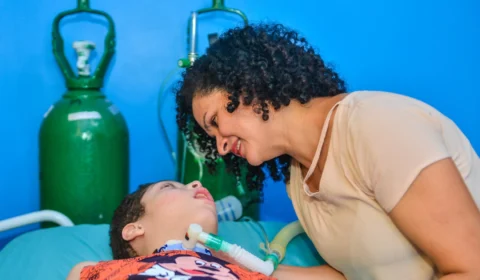 Menino com síndrome rara volta para casa após três anos vivendo no hospital