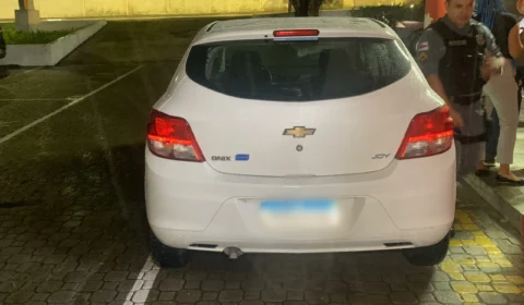 Comerciante é preso no porta-malas do carro enquanto bandidos cometem assaltos