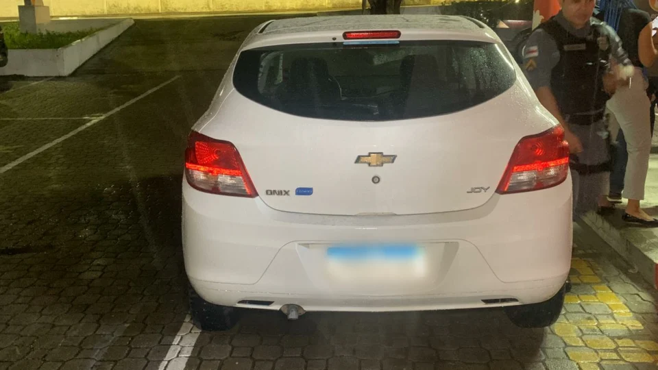 Comerciante é preso no porta-malas do carro enquanto bandidos cometem assaltos