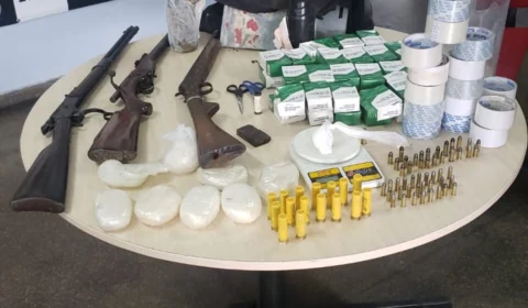 Polícia apreende três armas longas, diversas munições e entorpecentes no Monte Horebe