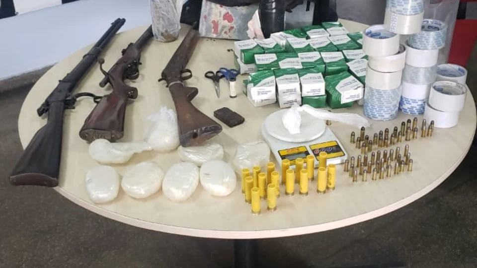 Polícia apreende três armas longas, diversas munições e entorpecentes no Monte Horebe