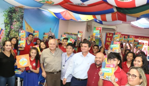 Escola bilíngue recebe visita de embaixador e cônsul da Colômbia