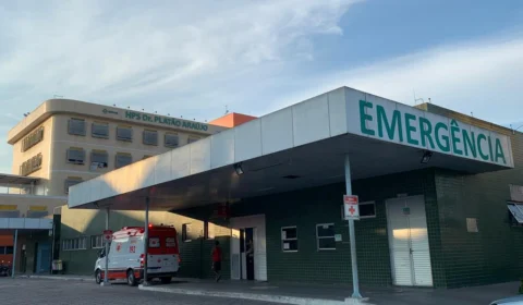 Homem que estava com bebê de 8 meses no colo é baleado com 3 tiros