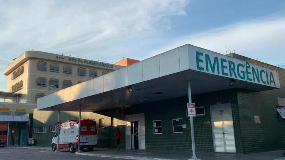 Homem que estava com bebê de 8 meses no colo é baleado com 3 tiros