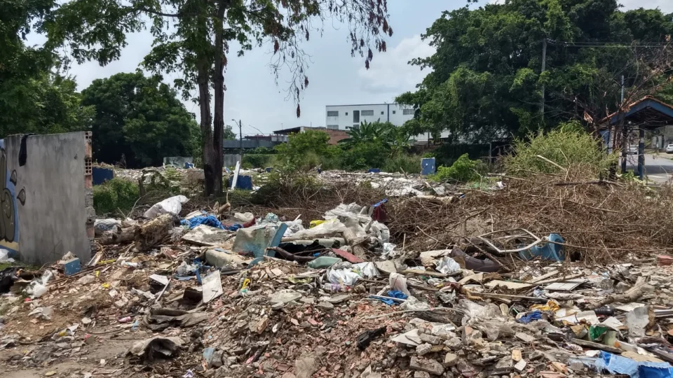 Lixo, consumo de droga e até estupros e homicídios são constantes em terreno abandonado no Petrópolis