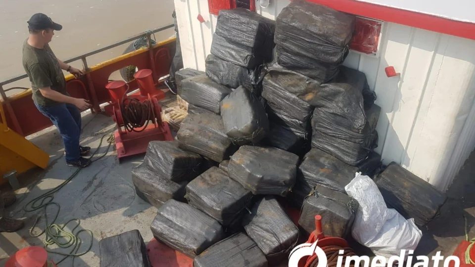 Equipes da polícia apreendem mais de 1 tonelada de drogas no rio Amazonas