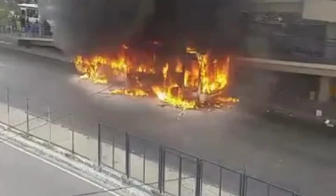 VÍDEOS: Ônibus pega fogo dentro do Terminal 4