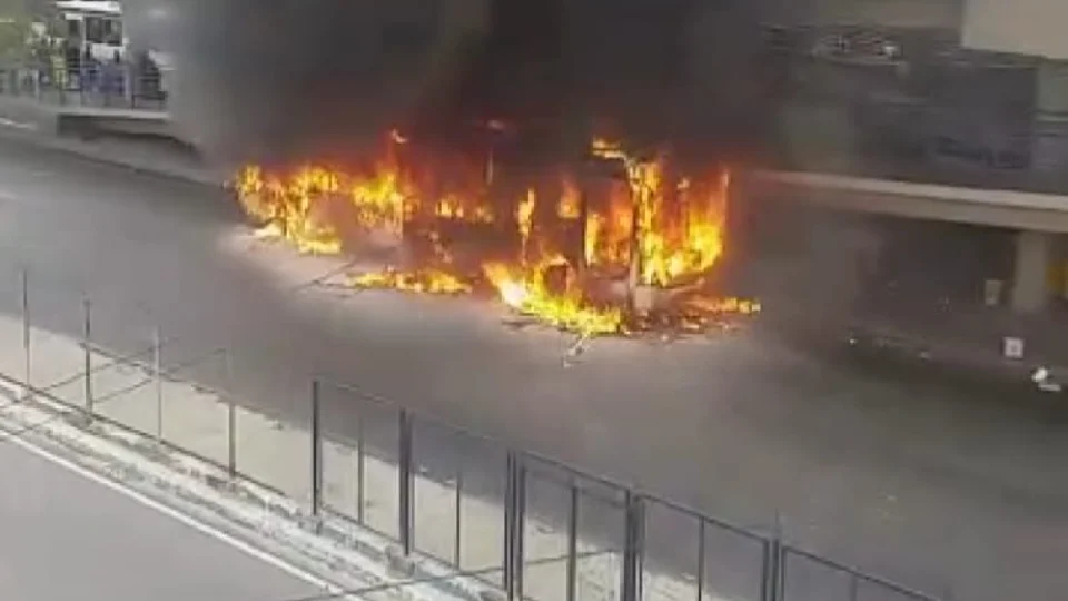 VÍDEOS: Ônibus pega fogo dentro do Terminal 4