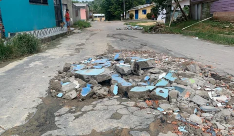 Moradores do bairro Nova Cidade tapam buracos com entulho para amenizar situação