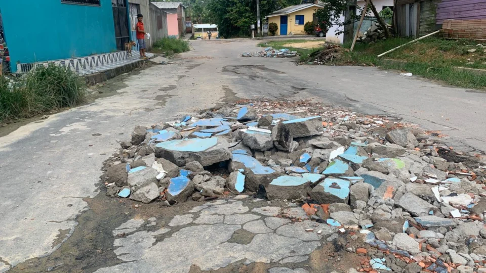 Moradores do bairro Nova Cidade tapam buracos com entulho para amenizar situação