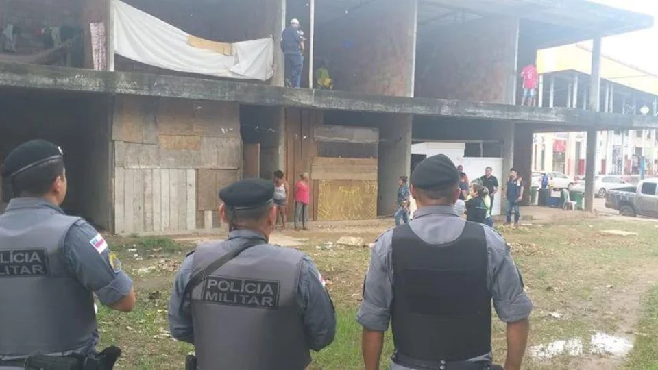 Venezuelanos são retirados de prédio  em Presidente Figueiredo