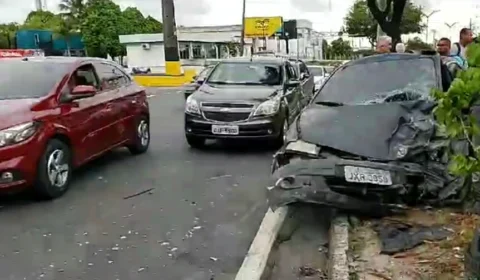 Acidente entre dois veículos no Coroado complica trânsito no local