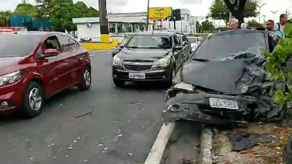 Acidente entre dois veículos no Coroado complica trânsito no local