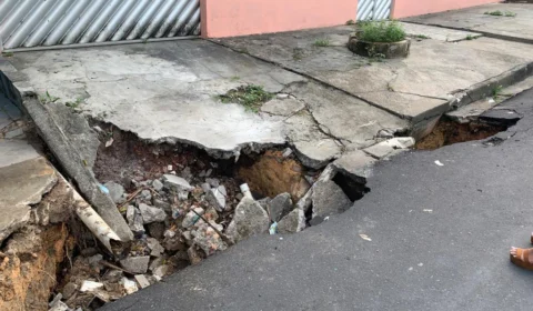 Cratera gigantesca engole coletor de lixo e destrói garagem de morador no Conjunto Tiradentes