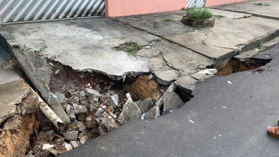 Cratera gigantesca engole coletor de lixo e destrói garagem de morador no Conjunto Tiradentes