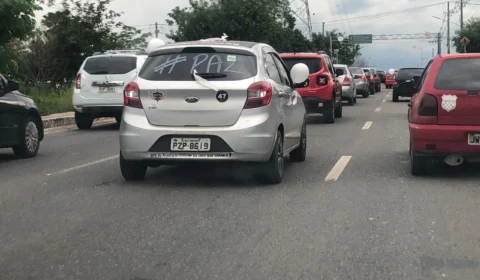Motoristas de aplicativo fazem carreata pedindo paz