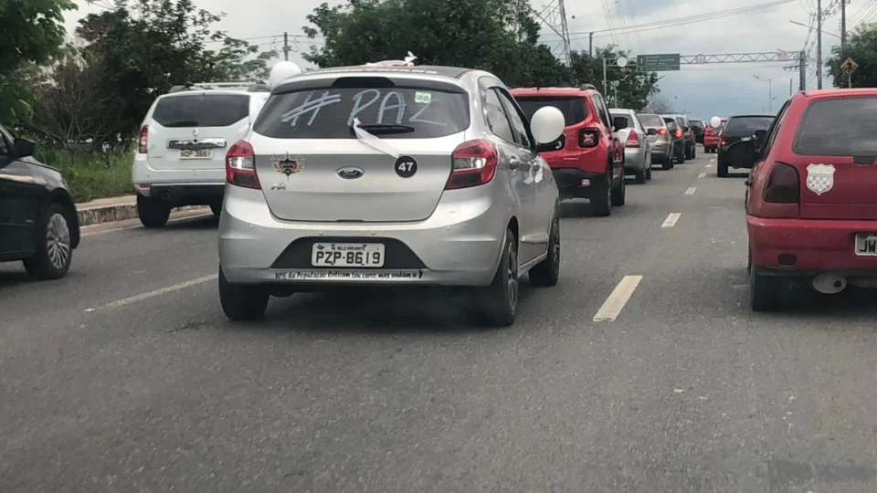 Motoristas de aplicativo fazem carreata pedindo paz