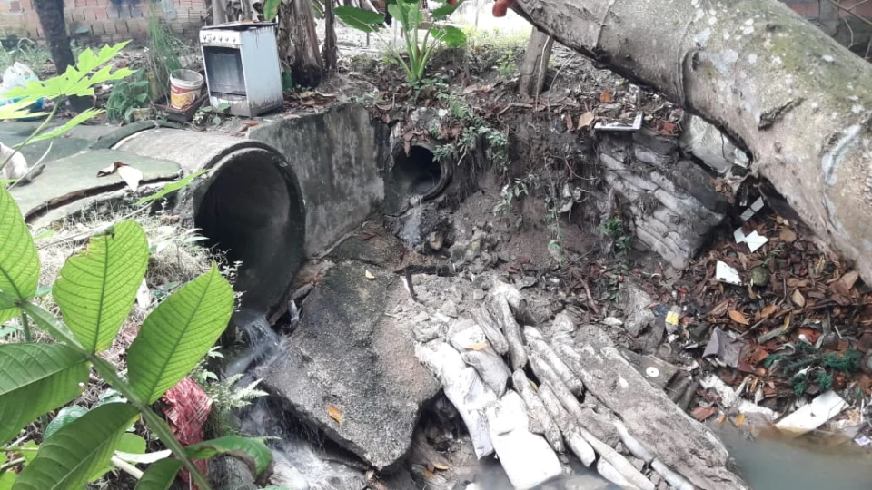 Anel de esgoto cede e compromete estrutura de Residência no bairro Nossa Senhora de Fátima I