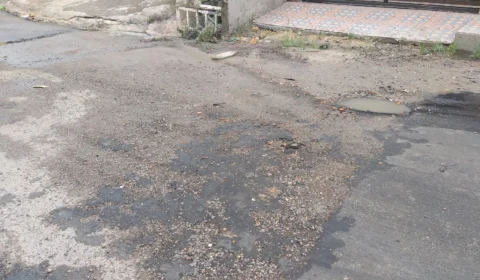 Recapeamento mal feito e falta de limpeza pública na rua Barão de Suruí, incomoda moradores