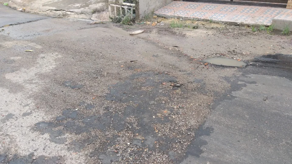 Recapeamento mal feito e falta de limpeza pública na rua Barão de Suruí, incomoda moradores