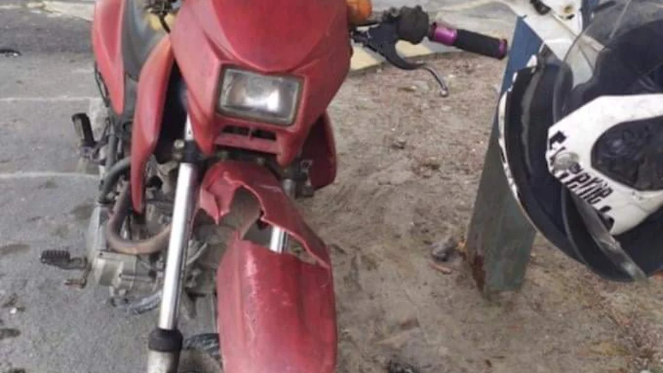 Homem cai de motocicleta e fica ferido após colidir com carreta, em Manaus