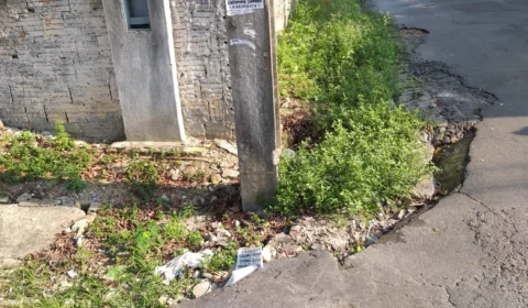 Moradores do Japiim convivem com o perigo de crateras e poste de energias que ameaçam cair