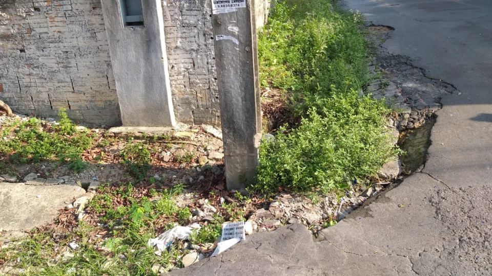 Moradores do Japiim convivem com o perigo de crateras e poste de energias que ameaçam cair