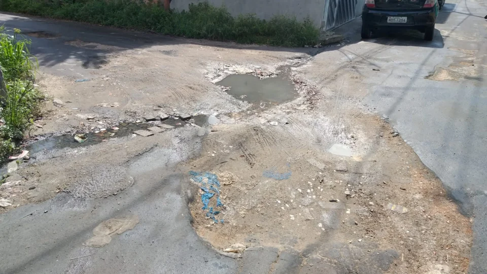 Moradores denunciam buracos na Rua José Faustino, bairro Colônia Santo Antônio
