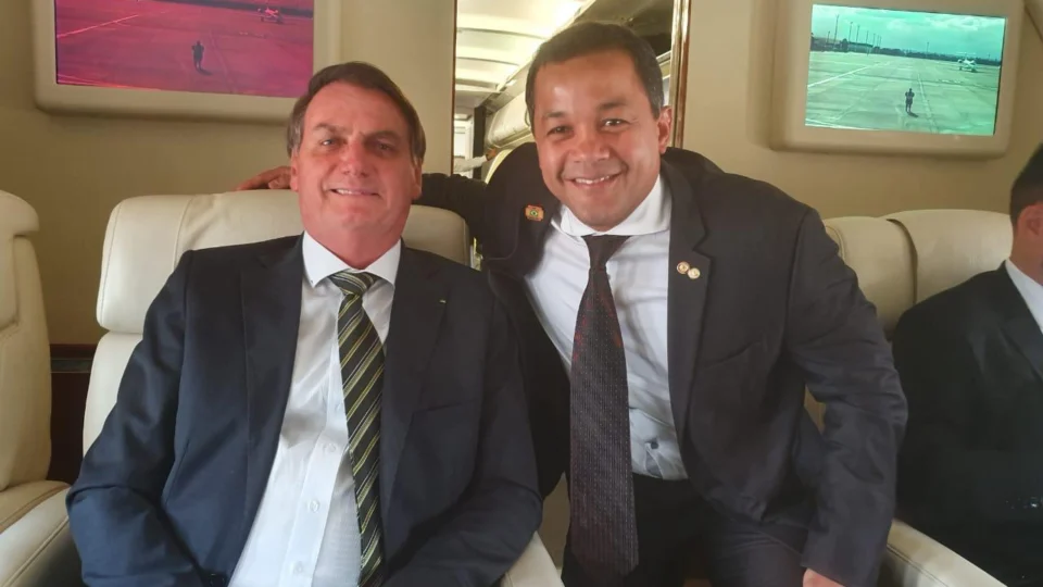 Presidente Bolsonaro e Delegado Pablo aproveitam voo para conversar sobre futuro do AM