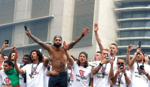 Jogadores do Flamengo chegam ao Rio em clima de festa