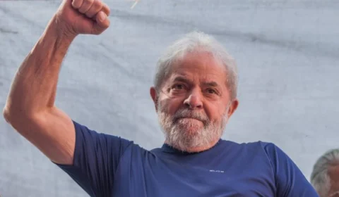 Após decisão do STF, ex-presidente Lula deixa prisão