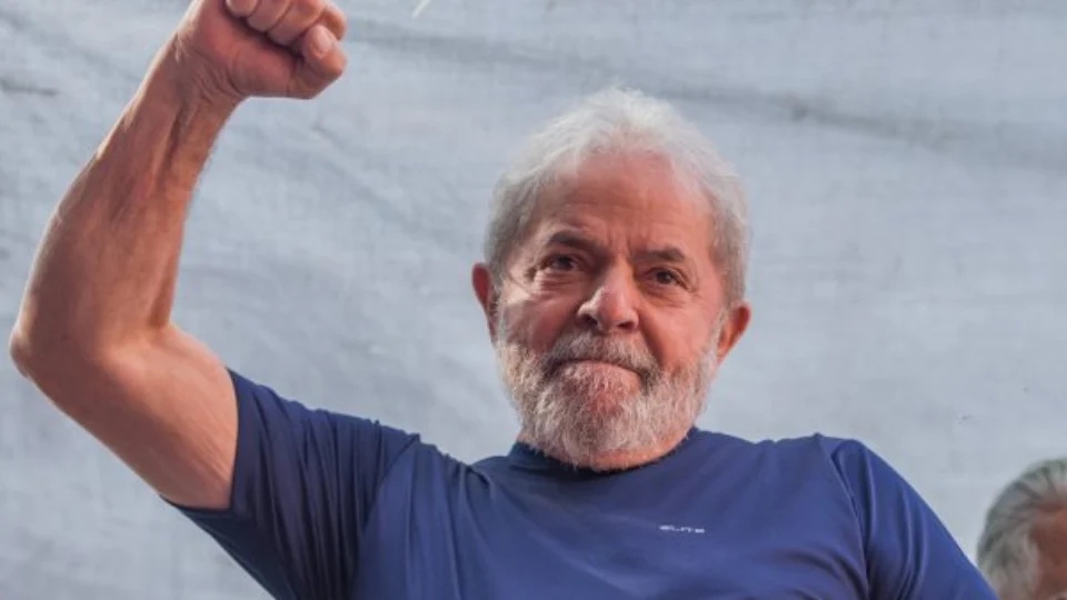 Após decisão do STF, ex-presidente Lula deixa prisão