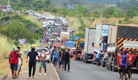 Manifestantes permanecem bloqueando BR-174 mesmo após ordem de liberação