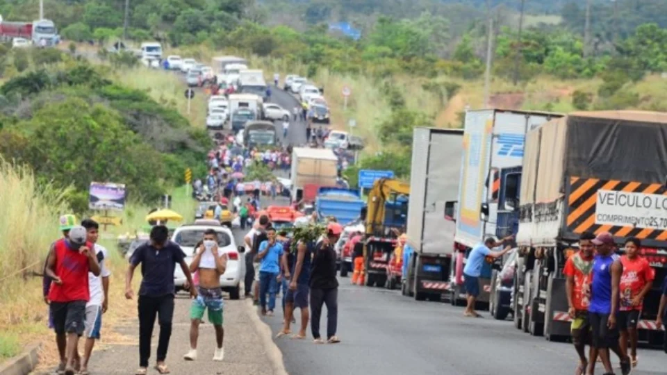 Manifestantes permanecem bloqueando BR-174 mesmo após ordem de liberação