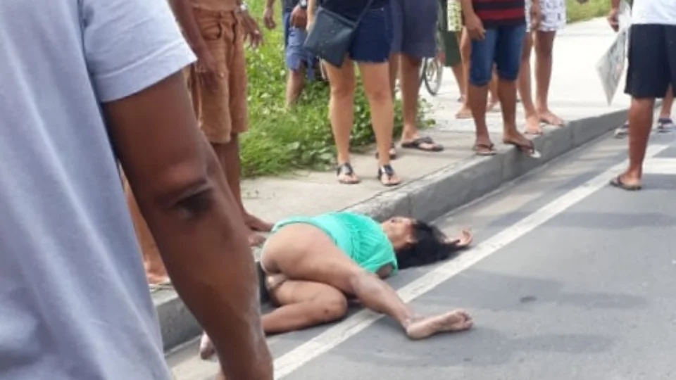 Mulher é brutalmente atropelada ao tentar atravessar avenida entre o fluxo de carros