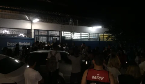 Estudantes de escola municipal manifestam-se contra a gestão da atual diretora da unidade