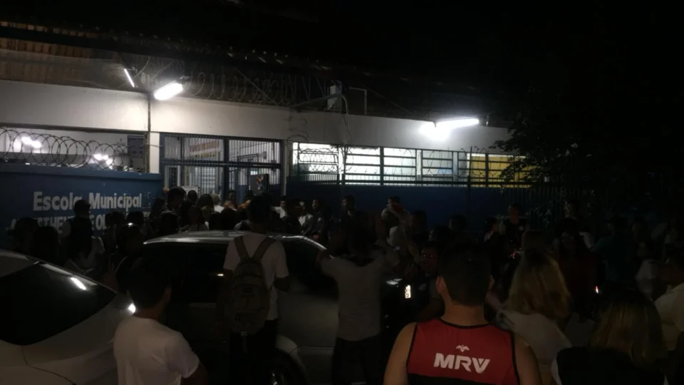 Estudantes de escola municipal manifestam-se contra a gestão da atual diretora da unidade
