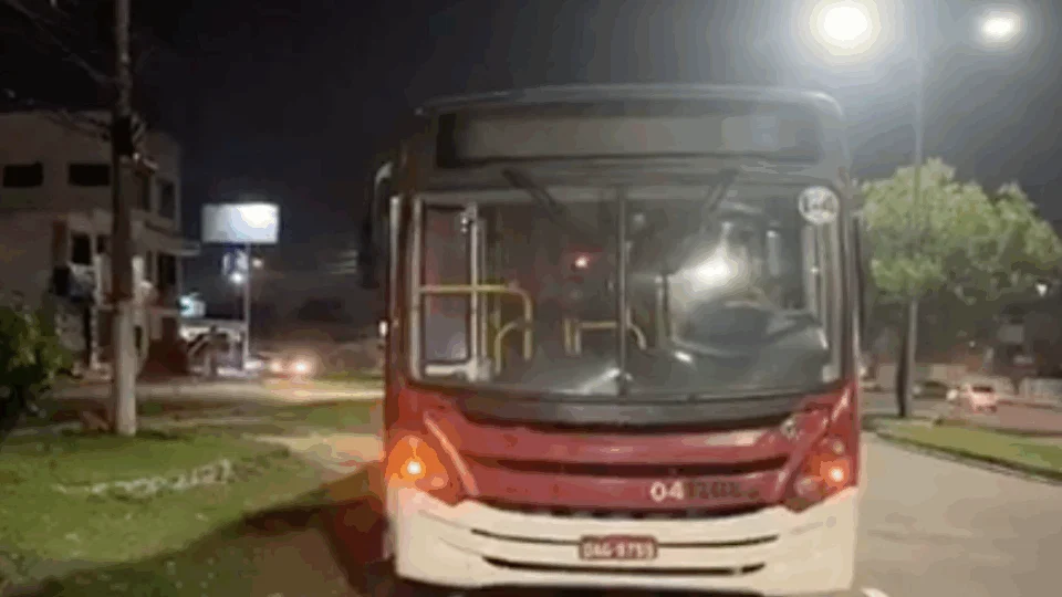 Ônibus da linha 676 sofre assalto com possível participação de idosa. Leia mais!