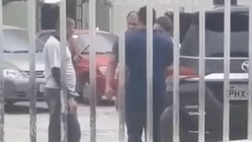 Betinha Valeiko é impedida de entrar no presídio ao tenta burlar a segurança para visitar Alejandro